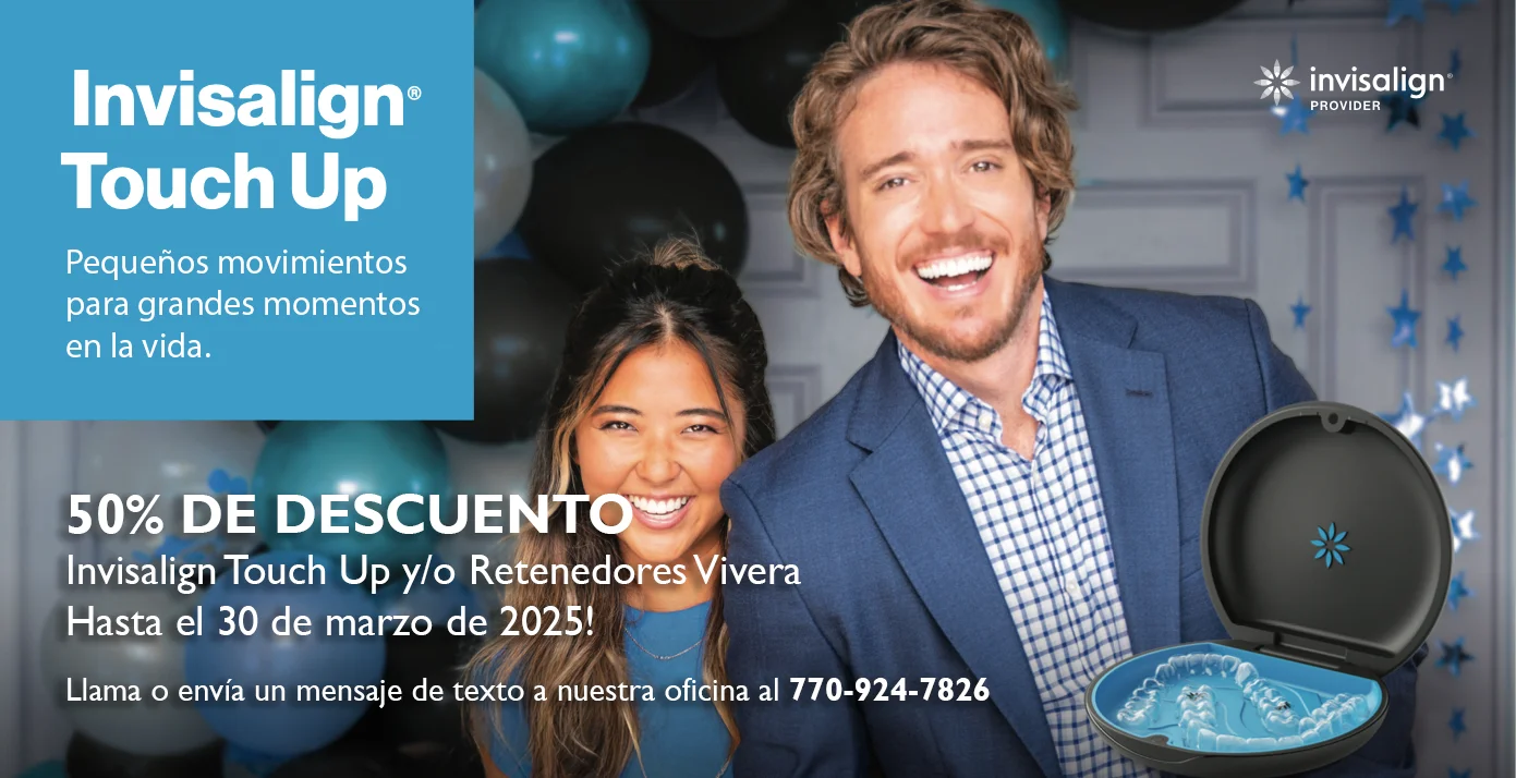 Hombre y mujer sonriendo y celebrando con globos, promocionando un 50% de descuento en Invisalign Touch Up y retenedores Vivera hasta el 30 de marzo de 2025. Alineadores Invisalign mostrados en un estuche abierto.